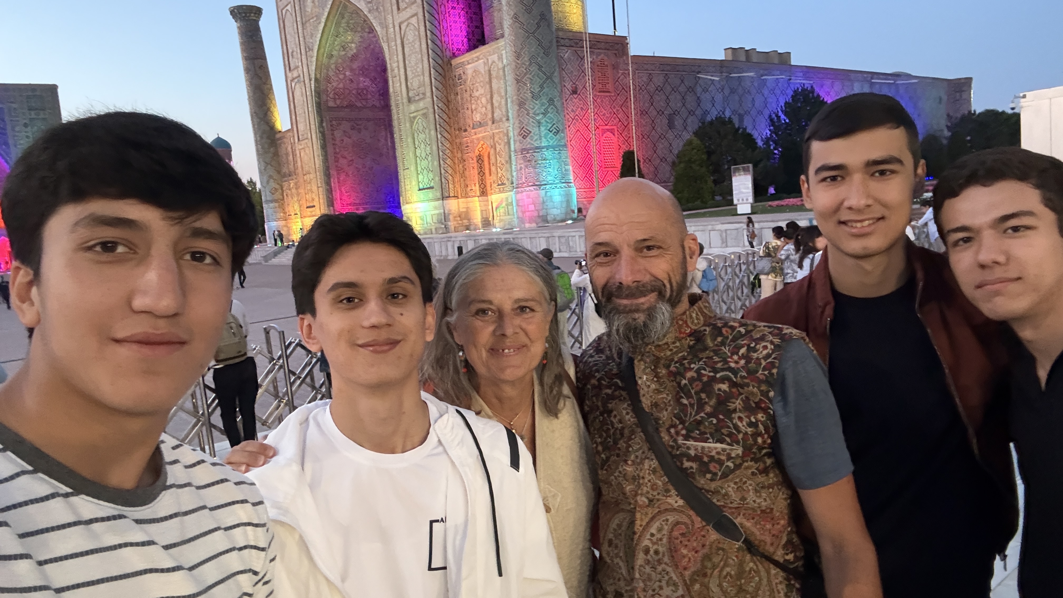 Photo avec des étudiants ouzbeks à Samarcande